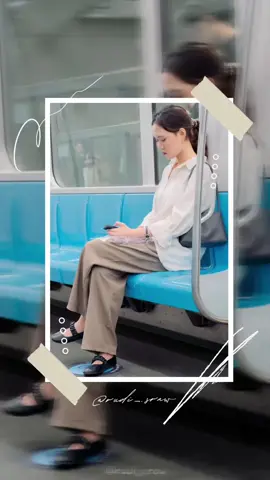 She really liked the photo😇 Portrait stranger in the Train🚉 Who next??😅😅 don’t forget to follow for support 🙌🏻 #portrait #candid #mrtjakarta #fypシ #foryou 