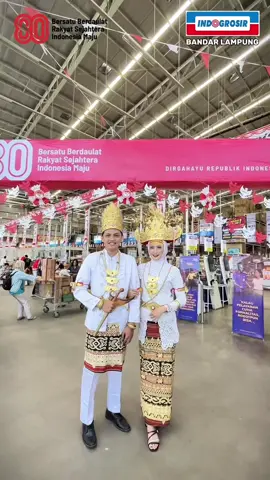 Indogrosir Lampung turut memeriahkan hari kemerdekaan dengan semangat kebhinekaan! “Berbeda-beda, tetap satu jua.” Dengan bangga mengenakan busana adat sebagai simbol kekayaan budaya dan persatuan Indonesia. Kami juga hadir melayani dengan hati dan terus bertumbuh bersama negeri. Selamat Dirgahayu ke- 80 Indonesiaku tercinta.  MERDEKA! 🇮🇩✊🏻 pemilik sound dan Ib : Account Tiktok Dara Sarasvati (@darasarasvaati) #indogrosirlampung #indonesia #dirdahayuindonesiaku #hutri80indonesia🇮🇩 