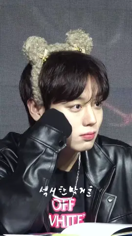 kalo ditatap kaya gini mah aku bisa melebur 😭😭😭 #박지훈 #PARKJIHOON 