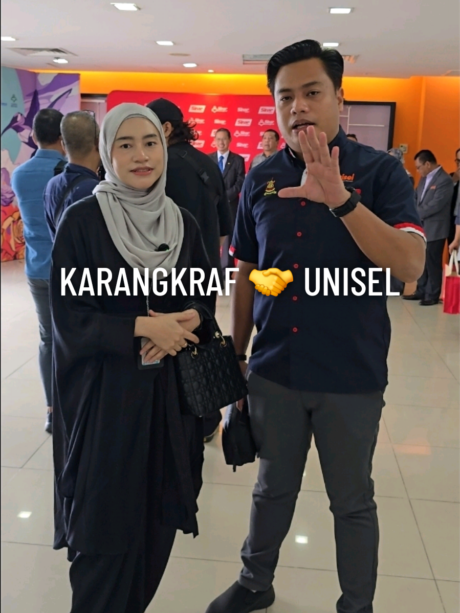 𝐊𝐔𝐍𝐉𝐔𝐍𝐆 𝐇𝐎𝐑𝐌𝐀𝐓 𝐃𝐄𝐋𝐄𝐆𝐀𝐒𝐈 𝐔𝐍𝐈𝐒𝐄𝐋 𝐊𝐄 𝐊𝐀𝐑𝐀𝐍𝐆𝐊𝐑𝐀𝐅 𝐏𝐄𝐑𝐊𝐔𝐊𝐔𝐇 𝐉𝐀𝐋𝐈𝐍𝐀𝐍 𝐒𝐓𝐑𝐀𝐓𝐄𝐆𝐈𝐊 Universiti Selangor (UNISEL) hari ini telah mengadakan kunjung hormat ke Kumpulan Karangkraf yang diketuai oleh Prof. Emeritus Ir. Dato' Dr. Hassan Basri, Presiden dan Naib Canselor UNISEL, bersama barisan Pengurusan Eksekutif serta pegawai-pegawai kanan universiti. Kunjungan ini memperkukuhkan lagi hubungan strategik antara UNISEL dan Karangkraf yang telah menjalin kerjasama erat lebih 10 tahun. Hasil kerjasama ini, pelbagai kejayaan telah dilakar termasuk melahirkan lebih 400 graduan berkualiti yang kini berkhidmat dalam pelbagai sektor. Prof. Emeritus Ir. Dato' Dr. Hassan Basri berkata, “Kerjasama antara UNISEL dan Karangkraf bukan sahaja menjadi platform melahirkan graduan berdaya saing, tetapi juga simbol sinergi pendidikan dan industri demi manfaat masyarakat serta pembangunan negara.” Sementara itu, Dato' Hussamuddin Yaacub, Pengasas dan Pengerusi Kumpulan Karangkraf Sdn. Bhd., turut menzahirkan penghargaan atas kesetiaan UNISEL dalam menjalin hubungan kerjasama yang kukuh.  Beliau berkata, “Karangkraf sentiasa percaya kepada kekuatan ilmu dan pendidikan. Hubungan bersama UNISEL ini adalah bukti bahawa apabila akademia dan industri berganding bahu, hasilnya akan melahirkan generasi yang mampu memimpin masa depan.” UNISEL dan Karangkraf komited untuk terus memperluas skop kerjasama dalam bidang penerbitan, media, pendidikan serta pembangunan modal insan, seterusnya mencipta impak positif kepada masyarakat dan negara. Delegasi UNISEL turut dibawa melawat ke pelbagai bahagian operasi Karangkraf, termasuk pusat jualan dan produksi media. Lawatan tersebut memberi peluang untuk memahami lebih dekat ekosistem kreatif Karangkraf serta membuka ruang kepada idea-idea baharu dalam memperkukuh kerjasama strategik kedua-dua pihak. @karangkrafmall  HASRIL ABU HASSAN Pengarah Komunikasi Korporat  Universiti Selangor  25 Ogos 2025 #corpunisel #karangkraf  #uniselawesome #fyp #fyppppppppppppppppppppppp 