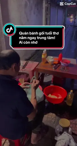 Quán bánh gối tuổi thơ của chúng tôi! Mỗi tối háo hức để chờ đi ăn bánh gối, bánh quẩy nhà cô chú. Cũng thâm niên hơn 20 năm rùi 😩 thời gian trôi nhah quá đi. Quán nằm ngay cạnh ngã 4 đèn xanh đèn đỏ đối diện trường THPT thành phố và Đồi A1 ✌️✌️✌️ Vị bánh gối vỏ mỏng, nhân nóng hổi mà thơm thơm vị cốt dừa. Ôiii nhớ quá điii #reviewđồănđiệnbiên #điệnbiêncógì #điệnbiên #xuhuongtiktok #điệnbiênăngì 