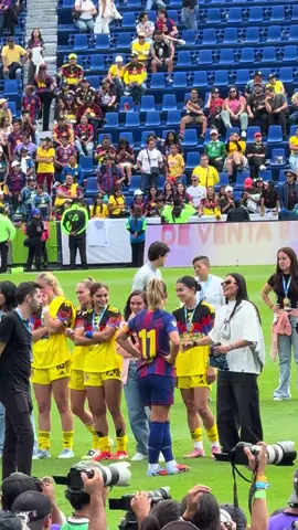 Alexia platicando con Karen Luna 🤩 #barcelonafemenino #americafemenil #alexiaputellas #america 