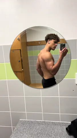 Back back backkk🦖🦖 #GymTok #gym #back 
