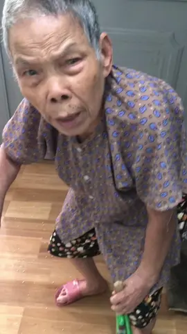 Cụ 96t xúc gạo đổ ra nhà vệ sinh🤣🤣 . Cụ quên hết con cháu r