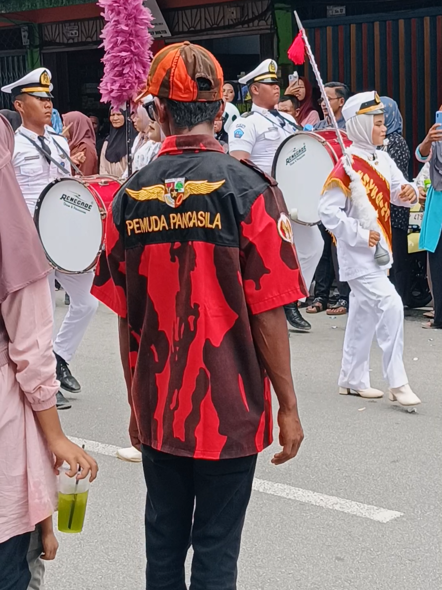 Pasukan oranye sedang merapikan barisan karnaval 😁 #pemudapancasila #ormas #karnaval #fyppppppppppppppppppppppp 