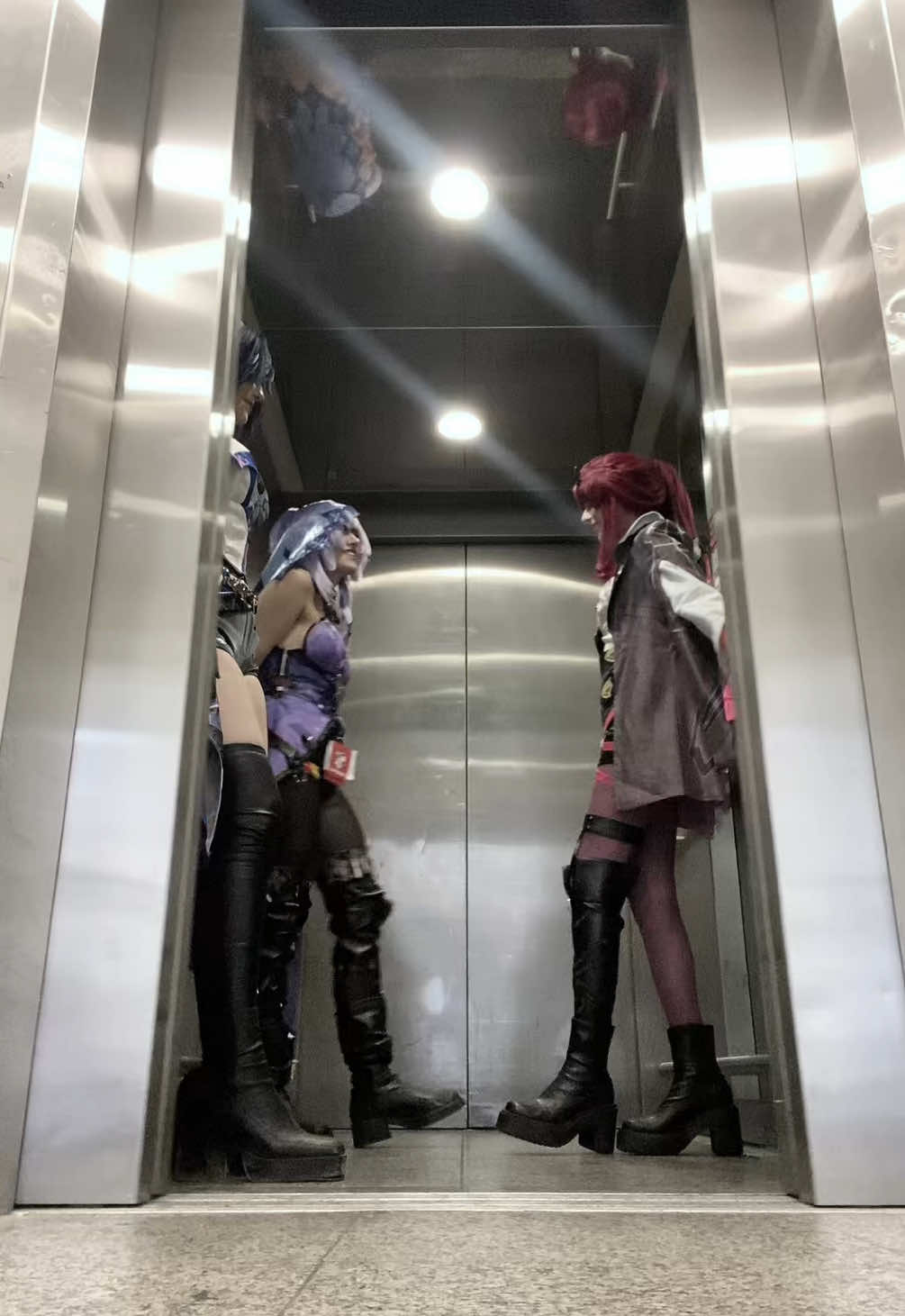 7 minutes in heaven at Gamescom?? 👩‍❤️‍💋‍👩 #Blackswan : @Mika  #Acheron : @mio!! ☆  #Kafka : me ;)  #HonkaiStarRail #cosplay 