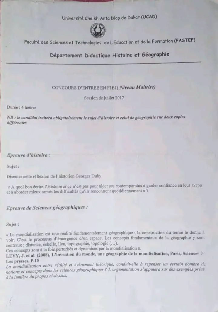 Conseils pour réussir le FASTEF en géographie niveau master Réussir le concours d’entrée au FASTEF en géographie, particulièrement au niveau master, exige une préparation rigoureuse, une méthode de travail claire et une solide culture générale. Ce concours ne se limite pas à la simple restitution de connaissances : il évalue la capacité du candidat à analyser, problématiser et mobiliser les concepts géographiques de manière pertinente et critique. Pour mettre toutes les chances de son côté, le candidat doit à la fois renforcer ses acquis théoriques, s’exercer à la méthodologie de la dissertation et développer une ouverture intellectuelle sur les enjeux du monde contemporain. D’abord, la maîtrise des fondamentaux de la géographie est incontournable. Le candidat doit bien connaître les grands thèmes de la discipline : géographie physique (climat, relief, hydrographie, sols, végétation), géographie humaine (population, urbanisation, migrations, dynamiques rurales), géographie économique (mondialisation, échanges, industries, services, agriculture) et géographie politique (États, frontières, intégration régionale, conflits). À cela s’ajoute la géographie régionale, en particulier celle de l’Afrique et du Sénégal, car elle permet d’illustrer les analyses par des exemples locaux. Une préparation solide suppose de revoir les auteurs et concepts clés : Milton Santos sur l’espace, Roger Brunet sur les représentations spatiales, Yves Lacoste sur la géopolitique, ou encore Jacques Lévy sur la mondialisation. Ensuite, la méthodologie de la dissertation est déterminante. Une bonne copie de géographie se distingue par une introduction structurée avec une amorce, une reformulation claire du sujet, une problématique pertinente et l’annonce d’un plan. Le développement doit comporter des parties équilibrées, chacune organisée en paragraphes argumentés et illustrés d’exemples précis. Les transitions et conclusions partielles permettent d’assurer la cohérence de l’ensemble. La conclusion générale doit non seulement répondre à la problématique, mais aussi ouvrir sur une réflexion plus large. Il est important de manier les notions géographiques avec précision : termes comme « espace », « territoire », « réseau », « flux », « échelle » ou « mondialisation » doivent être définis et intégrés à l’analyse. La réussite passe aussi par la capacité à mobiliser des exemples précis et actualisés. Une copie abstraite et trop théorique est souvent faible. Le candidat doit donc illustrer son propos avec des cas concrets : par exemple, utiliser l’exemple de Diamniadio pour les dynamiques d’aménagement au Sénégal, Dakar pour la métropolisation en Afrique de l’Ouest, ou encore la CEDEAO pour les enjeux d’intégration régionale. De même, les grandes dynamiques mondiales (comme l’urbanisation en Asie, le rôle des BRICS, la transition énergétique en Europe, ou les routes maritimes internationales) enrichissent la démonstration et montrent une bonne culture géographique Par ailleurs, la cartographie et la schématisation sont des atouts essentiels. Une bonne carte vaut parfois un long discours : elle permet de spatialiser les phénomènes et de prouver la maîtrise du langage graphique. Le candidat doit s’exercer à réaliser des croquis clairs, bien légendés et pertinents. Par exemple, un schéma sur les pôles de la mondialisation, un croquis de l’organisation de l’espace sénégalais ou encore une carte des grands foyers de population mondiale renforcent la qualité d’une copie Enfin, il est crucial de développer une culture générale géopolitique et économique. La géographie ne s’étudie pas en vase clos : elle est intimement liée à l’histoire, à l’économie et aux sciences sociales. Lire régulièrement des revues spécialisées (comme Afrique contemporaine, Hérodote ou Le Monde diplomatique), suivre l’actualité internationale (géopolitique, environnement, migrations, urbanisation, changements climatiques) et participer à des débats académiques permettent de nourrir la réflexion critique