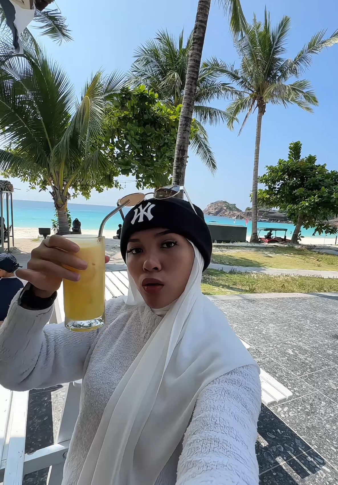 The best memori in here !! Ingat pulau redang boring , rupanya ada life boleh stay in . Nanti kita share suasano night life pulak best gilerrr 😭❤️  Agent trip with 👉 @Daytrip Pulau Redang Murah !! @Redang Beach Resort 