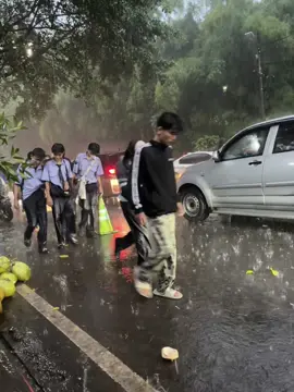 Tolong panggil mba rara pawang hujan kasian adik adik pejuang kita😅🙏🏻 #DPR #Demo #STM #fyppppppppppppppppppppppp #fyp 