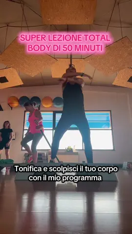 Allenamento TOTAL BODY STRONG DA 50 MINUTI per tonificare e scolpire il tuo corpo con la mia programmazione allenante 💪🏼 Salva il video,ripetilo e tienilo con te e fammi sapere come ti sei trovata. #allenamento #lezione #tonifica #personaltrainer #neiperte 