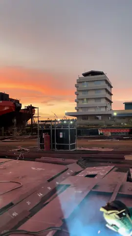 #sunset #cinematic #welding #welderindonesia🇮🇩 #galangankapalbatam 
