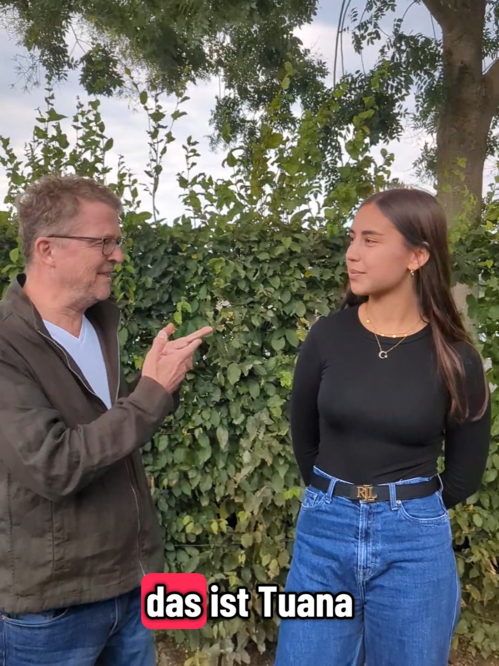 Young Vision: Leben.Umwelt.Zukunft. Das war das Motto des Jugendrats-Events am Samstag am Peter-Altmaier-Ufer. Eine starke Mischung aus Infoständen, Mitmach-Stationen und Diskussionen mit vielen Gästen aus Politik und Region. Ich war bei der Diskussion über Klimaresilienz und Hitzeschutz dabei – und wir waren uns einig: Koblenz ist auf einem guten Weg. Aber um den Folgen der Klimakrise wirklich zu begegnen, braucht es noch viel mehr! 🌳 Mehr Grün in der Stadt 🚲 Mehr ÖPNV und Fahrräder 💧 Mehr Hitzeschutz & Trinkwasserbrunnen 🪨 Mehr Entsiegelung von Flächen Danke an Tuana und Jonathan für die starke Moderation – und an den gesamten Jugendrat & das Kinder- und Jugendbüro für dieses wichtige Event! 🙌💚 #GrueneKoblenz #Koblenz #Jugendrat #Klimaschutz #GrueneRLP 