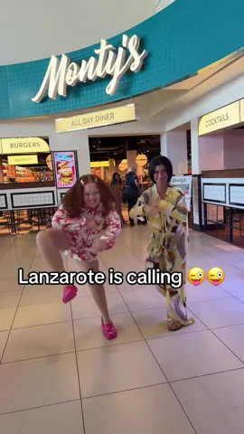 Lanzarote is calling 😜😜 #holidays #airport #lanzarote 