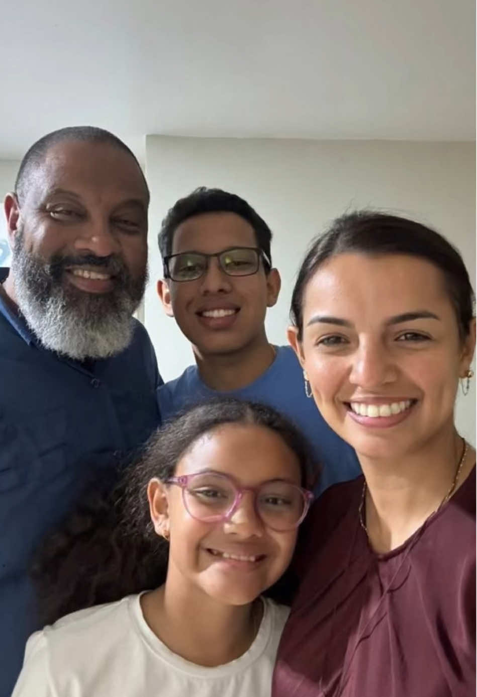 Tras 327 días desde su detención arbitraria, el exalcalde de Maracaibo, Rafael Ramírez Colina, se reencontró con su familia la noche de este domingo 24 de agosto. Su esposa, Vanessa Linares de Ramírez compartió el emotivo reencuentro de Ramírez Colina junto a sus hijos. 