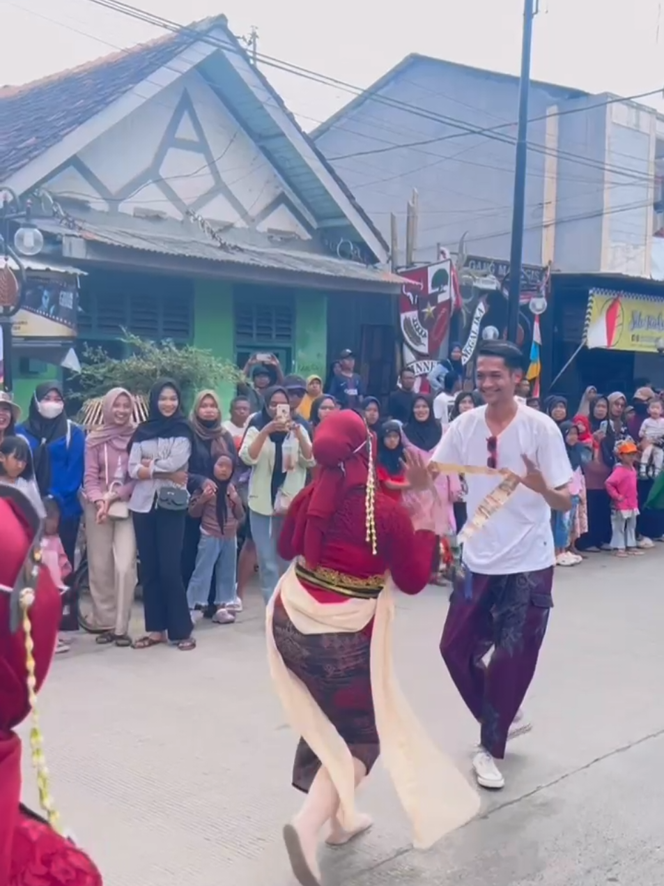 nyawer biduan❌ nyawer bojone dewe✅