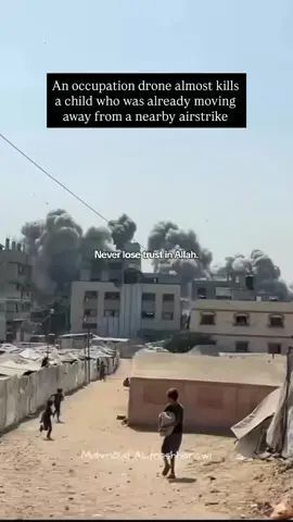 Berikut adalah poin-poin penting terkait situasi di Palestina: 1. Penjajahan Masjid Al-Aqsa: Pemukim Israel terus menyerbu Masjid Al-Aqsa, melakukan tarian dan ritual provokatif. 2. Serangan Udara Israel: Serangan udara dan tembakan helikopter Israel menghantam beberapa wilayah di Gaza, menyebabkan korban jiwa dan luka-luka. 3. Krisis Kelaparan: Kelaparan di Gaza membunuh 289 warga, termasuk 115 anak, dengan kondisi semakin memburuk. 4. Rumah Sakit Gaza di Ambang Runtuh: Rumah sakit Gaza hancur akibat serangan Israel, kekurangan pasokan medis dan tenaga medis. 5. Pengungsi Terjebak Tanpa Tempat Aman: Pengungsi Gaza kehilangan tempat aman, dengan serangan di beberapa wilayah menyebabkan korban jiwa. 6. Pendudukan Tepi Barat Semakin Brutal: Tentara Israel melakukan pengepungan dan kerusakan di beberapa desa di Tepi Barat. 7. Pendidikan Bertahan di Tengah Perang: Puluhan ribu anak Palestina belajar di kelas darurat yang juga jadi tempat perlindungan. 8. Negosiasi Gencatan Senjata Terhalang: Hamas menuding Netanyahu menghalangi kesepakatan tawanan dan gencatan senjata. 9. Dukungan dan Kritik Internasional: Beberapa tokoh internasional menyerukan dukungan untuk Palestina dan mengkritik tindakan Israel. 10. Kerusakan Lingkungan dan Kesehatan: Studi menemukan kontaminasi air akibat serangan Israel, dengan kondisi kesehatan masyarakat semakin memburuk. #freepalestine🇵🇸❤️ #liveupdate #fyp #xyzabc #gaza 