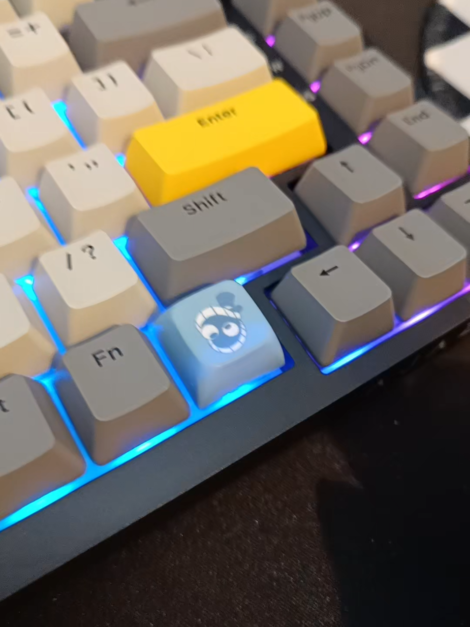 Grâce au merch en conventions de @Studio Abysse, je peux enfin pimper mon clavier aux couleurs de The Amazing Digital Circus ! #digitalcircus #tadc #kinger #caine #gaming 