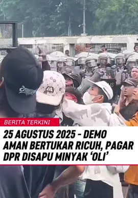 1255 - Jakarta - Sejumlah aliansi masyarakat menggelar aksi unjuk rasa di depan gedung MPR/DPR RI, Jakarta, hari ini. Lalu lintas (lalin) Jalan Gatot Subroto arah Slipi ditutup. Pantauan detikcom di lokasi, Senin (25/8/2025) pukul 11.45 WIB, terlihat dari dalam gedung DPR, massa melempari botol. Kemudian sejumlah massa sudah memadati Jalan Gatot Subroto depan gedung DPR. Tampak massa meliputi dari warga juga ojek online (ojol). Beberapa pelajar dengan baju kaus bawahan celana abu-abu seragam SMA juga turut demo di lokasi. @PEMUDA TEMPATAN @Ahadsan Dede @Hidden Strike 🫵 @Andrea73 @MALAYDESH TAI DAJJAL @zaiamta zaiamta @rama @FORTIS FORTUNA ADIUVAT @bang ijal 