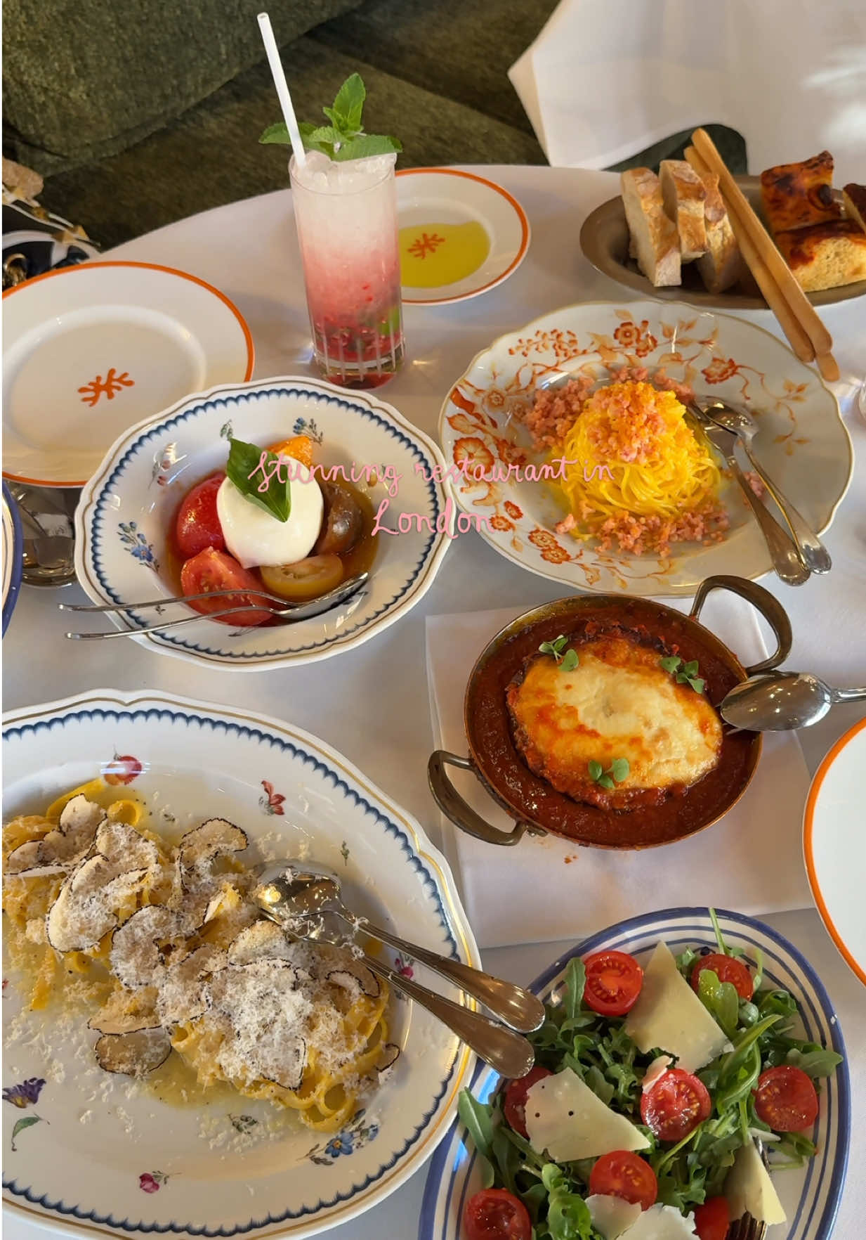 Relatively new luxury italian dining spot in Knightsbridge London 🍝 ALBA London opposite Harrods - lovely food and elegant interiors 💛  #londonrestaurants #italianrestaurant #knightsbridge #londonhotspots #londonfood 