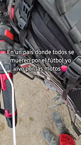 en un país donde todos se mueren por el fútbol, yo vivo por las motos  #motos #moto #viajesenmoto #motoaventura #loncinrally300 