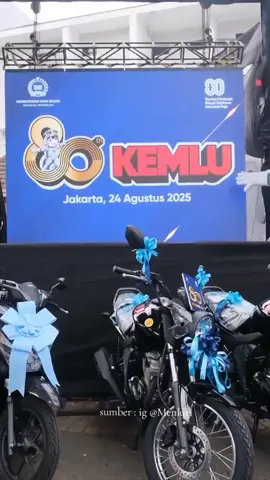 Puncak peringatan 80 tahun Kementerian Luar Negeri RI bersama seluruh keluarga besar @kemlu_ri. Momentum ini bukan sekadar perayaan, tetapi juga pengingat akan panjangnya perjalanan diplomasi Indonesia-serta komitmen kita untuk terus mengabdi, melangkah, dan berkolaborasi demi kepentingan bangsa. Caraka Loka, 24 Agustus 2025  sumber : ig @Menluri #sugiono_56 #kabinetmerahputih #menlusugiono #menlu #Sugiono 