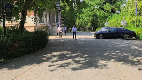 Si ceilalți 2 politicieni din PNL care și-au parcat cele 2 mașini mercedes negre  de lux în curtea partidului PNL.