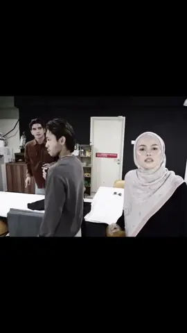 senyum ii pulak korangg , ya mmg pun 😔 [@c.hzrina @ᴋᴇᴋᴀɴᴅᴀ 🐊] #airina #aikekanda #karina 