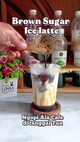 Brown Sugar Ice Latte 🤎 Ngopi Ala Cafe di tanggal Tua. Bahan : - Brown sugar 30ml  - Fresh milk/susu UHT 120ml - Espresso Instan 30ml  - Es batu secukupnya/full cup - Cup 16 Oz  Cara membuatnya, lihat di vidio ya. Selamat mencoba. #Brownsugaricelatte  #Breownsugarcoffeelatte  #fyptiktok #fyp #fypシ゚viral   