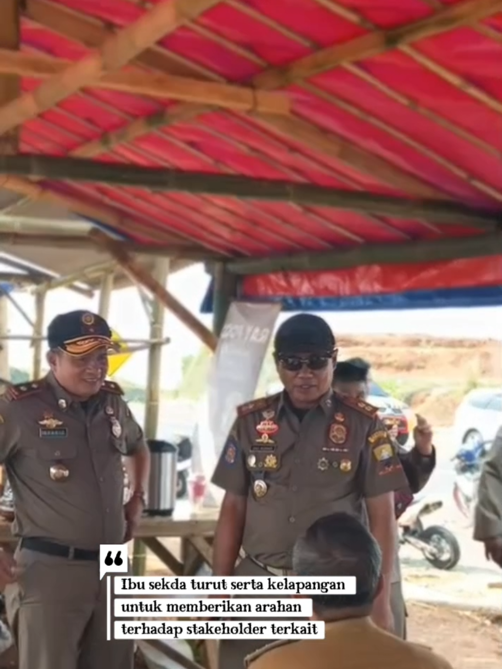 KasatPol PP Kabupaten Sumedang bersama Kabid Tibumtranmas melakukan patroli lapangan di jalan lingkar utara Kecamatan Cisitu. Turut hadir Sekda Kabupaten Sumedang, Camat Cisitu, Sekdis Dinas Perhubungan, Disbudparpora, Kepala Desa Cisitu, serta jajaran Polsek Cisitu.  Kehadiran lintas sektoral ini menjadi bentuk sinergi dalam menciptakan ketertiban dan ketentraman serta peningkatan estetika wilayah demi kenyamanan semua pihak. @dedimulyadiofficial @erwansetiawan54  @hermansuryatman  @donyahmadmunir  @fajar.aldila  @satpolppjawabarat  @Satpolpp Sumedang @ian.ringgo  #SatpolPPSumedang  #SatpolPPIndonesia #SatpolPPSahabatMasyarakat #sumedang 