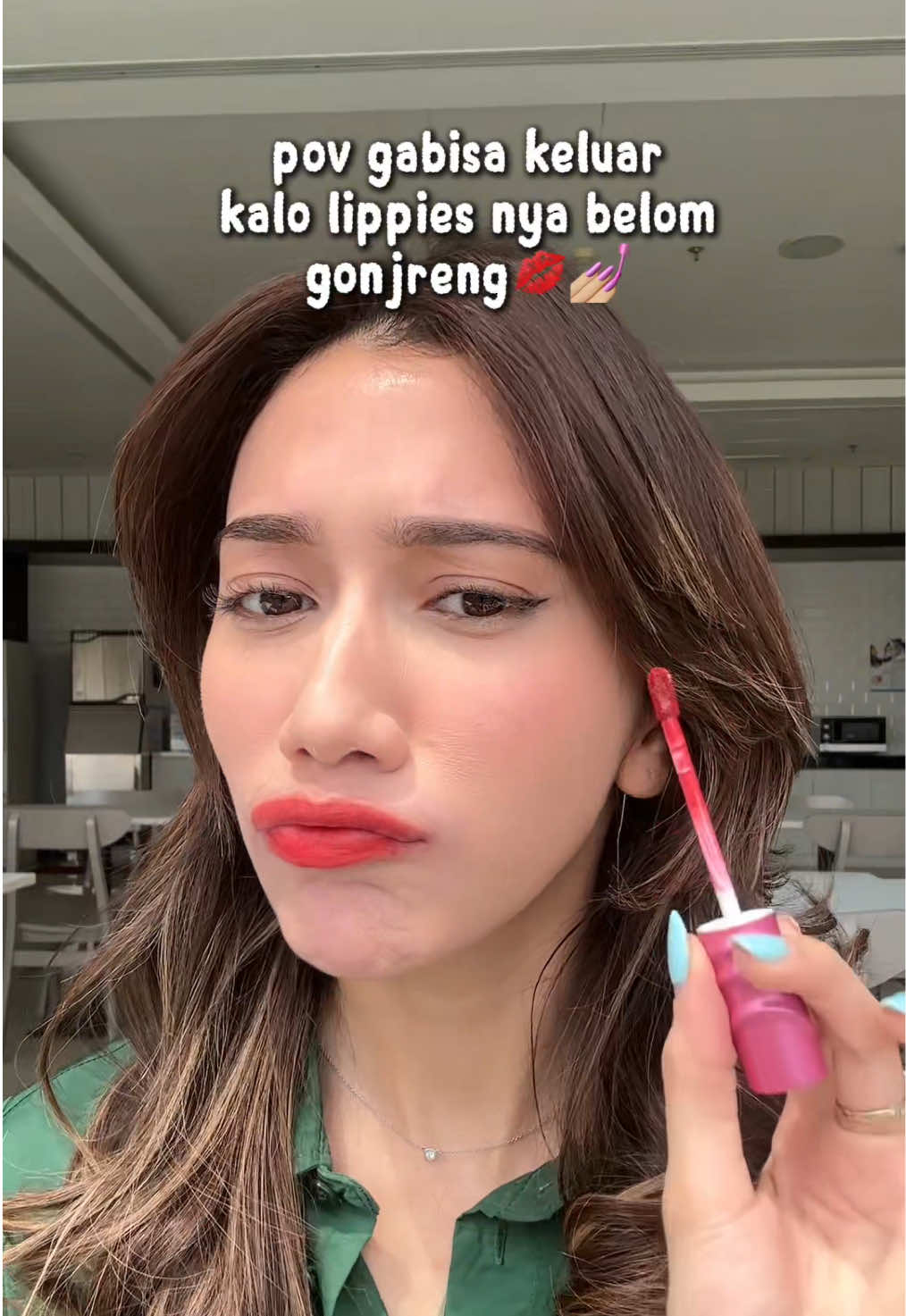Lippies merah gonjreng = Confidence booster ✅ Yang lain bisa di skip, tapi bibir gonjreng? NEVER 💅😌 #dazzlemeindonesia #dazzlemebeauty #dazzlememakeups #lipmousse 