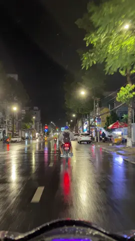 5-6 năm còn chia tay... Thì 3-4 tháng, 8-9 tháng đã là gì ? Nước nóng 100 độ còn có thể nguội, huống chi lòng người 37 độ... #anh_ăn_cơm_chưa🌻 #cantho #chill #mưa #đườngphố 