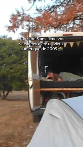 L’effet vintage de ce vieux zoom là 🤌🏻 Ces images sont un cadeau inestimable, j’en pleure déjà, je n’ose imaginer quand je retomberais dessus dans 15 ans 😭🙏🏻💙  Pour info il a filmé avec un Nikon Coolpix S2600 que Ju avait acheté quand on était en formation dans les Vosges en 2009 !  #summerdump #vanlife #pyrenees #Vlog #famille 