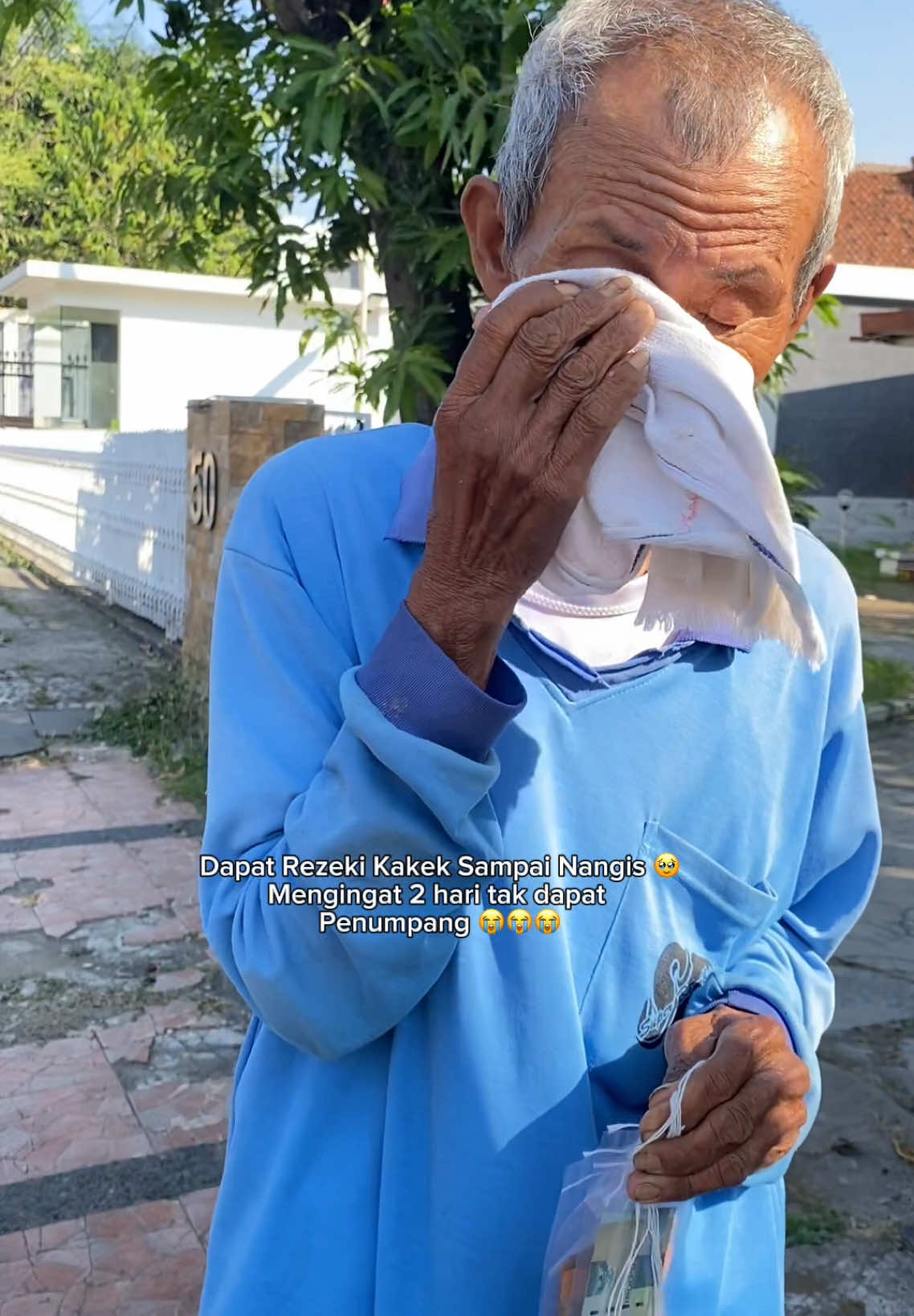 Kakek Tukang Becak Nangis 😭 Diajak Main Game Cabut-cabutan Uang  Karena 2hari tak dapat penumpang 😭😭😭