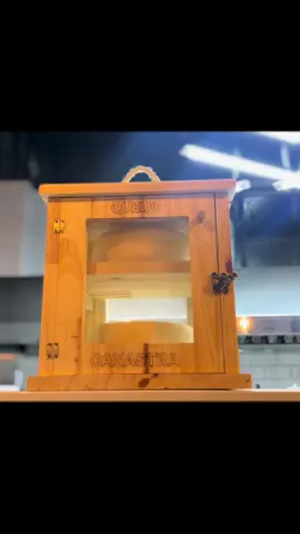 É aqui que a mágica acontece… 🧀✨ No La Bocaderia, fazemos a cura do nosso queijo Canastra artesanal. Cada peça ganha tempo, cuidado e sabor único, direto da Serra para a sua mesa. Quer provar Minas em cada fatia? Vem sentir essa experiência com a gente! #queijocanastra #queijomineiro #curado #queijomineiroartesanal 