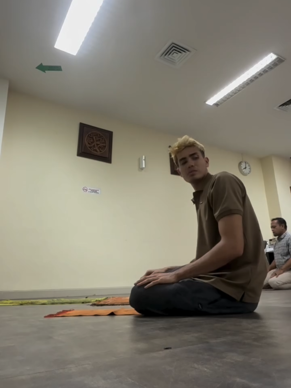 Sholat dulu Abang sebelum Terbang,MasyaAllah dimanapun banyak yg sayang Ama Abang 🤍 Fii Amanillah Ganteng moga selamat sampe tujuan ✈️ #aisarkhaledd #aisarsultanmalaysia #masyaallahtabarakkallah 