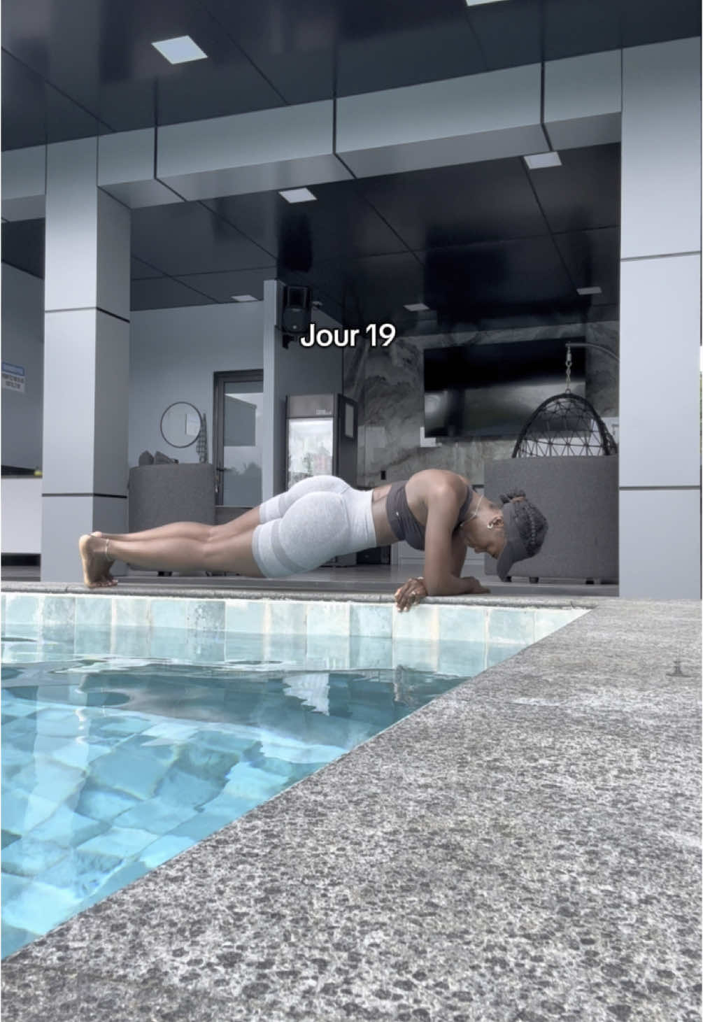 Jour 19 : Alors voici 6 exercices de Pilates qui vont cibler en profondeur la taille et les abdos ! •Chaque exercice dure 30 secondes  À faire sur 5 tours (5 séances d’affilée) •À répéter 4 à 5 fois par semaine.  -Exercice 1 : 30 sec Repos : 15 sec -Exercice 2 : 30 sec Repos : 15 sec … -Exercice 6 : 30 sec Repos : 1 min avant d’enchaîner le tour suivant Petit rappel important :  l’alimentation joue un rôle clé. Tu peux faire tous les exercices du monde mais si ton alimentation n’est pas adaptée ne t’étonne pas si les résultats tardent à venir. On reste régulière, motivée, et on prend soin de son corps 🌿 #PilatesRoutine  #AbdosProfonds  #RoutineSportive  #SportEtBienÊtre  #FitnessChallenge #fyp