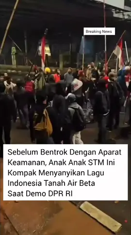 sebelum bentrok dengan pihak keamanan, anak anak STM Ini kompak menyanyikan lagu Indonesia Tanah Air Beta saat demo di DPR RI #fyp #fypviralシviral #fypppppppppppppppppppppp #fpyシ #fypviralシviral 
