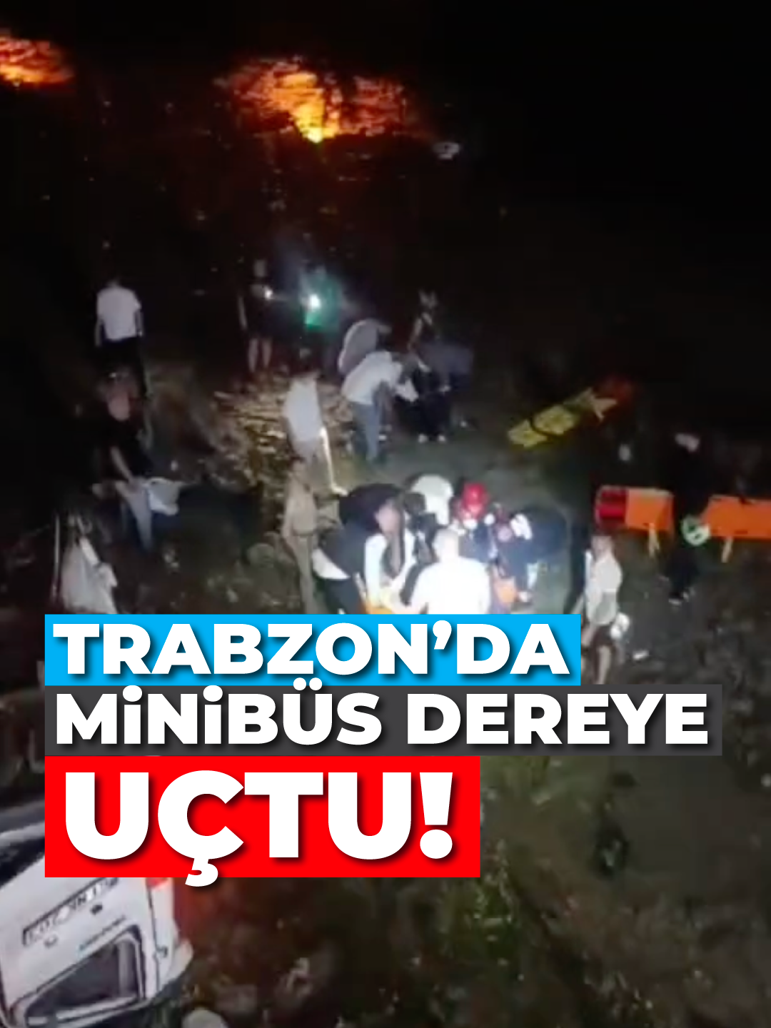 🚨 Trabzon'da minibüs dereye uçtu! Araklı ilçesinde gece saatlerinde meydana gelen kazada, kontrolden çıkan minibüs dereye yuvarlandı. Sürücünün direksiyon hakimiyetini kaybettiği araçta bulunan 3 kişi yaralandı. İhbar üzerine olay yerine sağlık ekipleri sevk edilirken, yaralıları dereden çıkarmak için ekipler ve çevredeki vatandaşlar seferber oldu. İlk müdahaleleri olay yerinde yapılan vatandaşlar hastanede tedavi altına alındı. 🔗 Araklı Habertürk #trabzon #kaza #araklı #gündem #haber