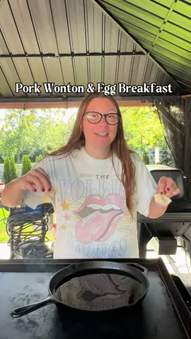 These were so good and fun to make 🤩 #porkwontons #porkwontonsbreakfast #breakfastwontons #blackstonecooking #blackstonebreakfast #makebreakfastwithme 