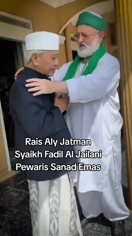 Rais Aly JATMAN KH. Achmad Chalwani Nawawi bertemu Syaikh Fadil Al-Jailani. Dua ulama sufi pewaris sanad emas, mengikat silaturahim ruhani antara Nusantara dan Baghdad. #RaisAlyJatman #SyaikhFadilAlJailani #WarisanSufi #SanadEmas #TasawufNusantara 