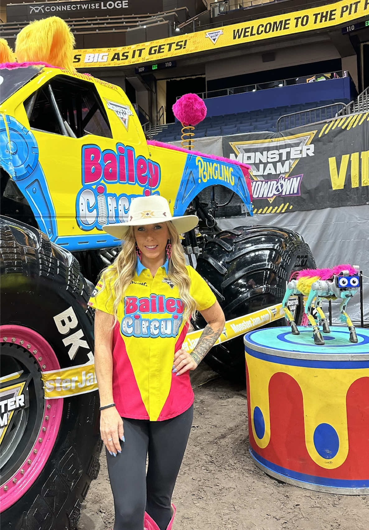 Ringling's Bailey Circuit loves to support driver Brianna Mahon when she's wowing the crowd in Monster Jam's Bailey Circuit. Have you had a chance to meet Bailey at the Pit Party yet? Let us know where you want to see Bailey! 🐶🔴💙   #MonsterJam #Ringling #BaileyCircuit #MonsterTrucks #BriannaMahon 