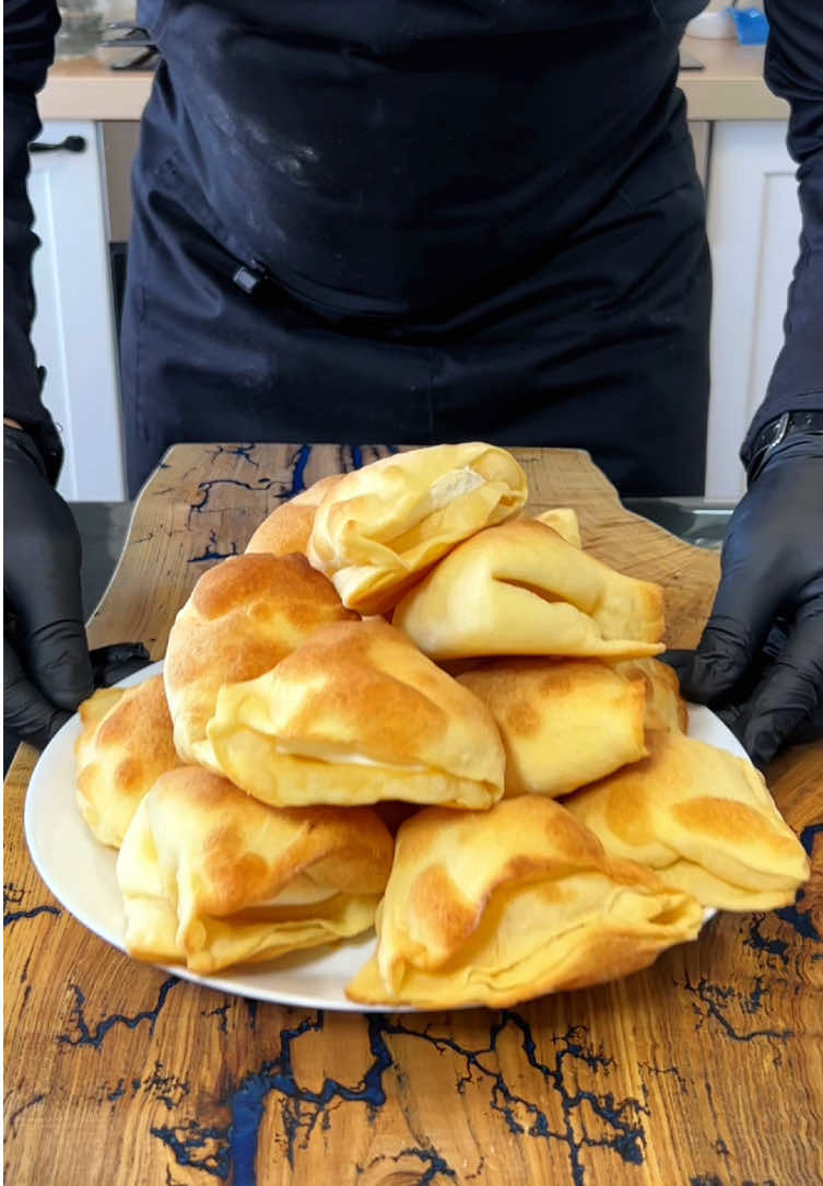 Крылья ангела! Тесто: •Мука 400гр •Масло сл 200гр •Сметана 120гр •Желток 3шт •Соль щепотка  •Сахар 1/2чл   Крем: •Белок 3шт •Соль щепотка  •Сахар 150гр •Крахмал кукурузный 1ст л •Ванилин щепотка  Лимонный сок 1/2чл по желанию  (Также в крем можно добавить молотые орехи) #крыльяангела #печеньекрыльяангела #рецепт 