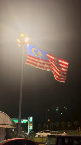 Bendera Malaysia berkibar di Genting Sempah #malaysia #negaraku #Malaysiamajujaya🇲🇾🇲🇾🇲🇾