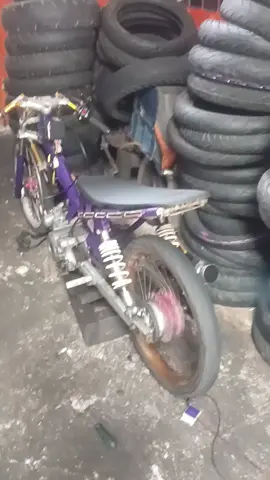 edisi MLS rawat , jual motor butut  spek 54.25  klep Sonic  langkah 67 rasio matic kampas kopling FR racikan sendiri  pengapian totalos  siap jejer 66 , bakar di tempat jika 54 ini kalah  ss lengkap  pajak hidup  harga di 3jt aja  KLO mau velg rcb nya , tambahin aja 1.5  gass sepuasnya , di jamin g jebol 