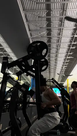 this makes me feel so strong😮‍💨🔥 #stronggirl #back #tiktok #gymtom #gym 