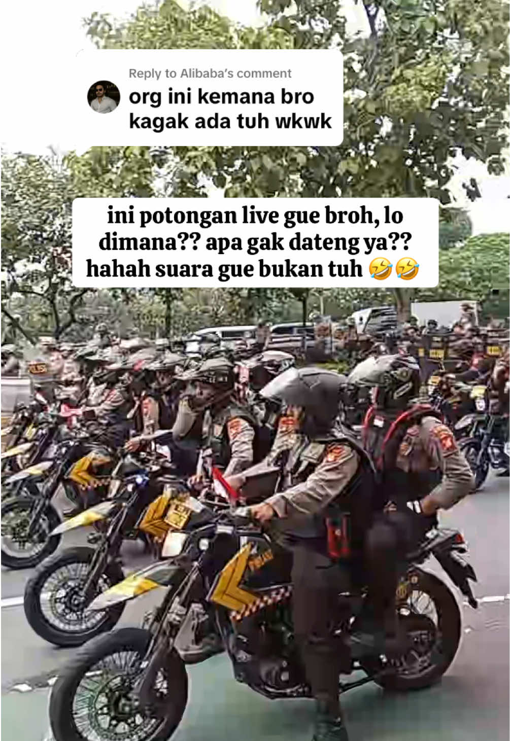 Replying to @Alibaba gak tau kenapa polisi kok agresif bgt dari jam 12 siang udh dilemparin gas airmata! #fyp #indonesia #DPR #prabowo #polri 