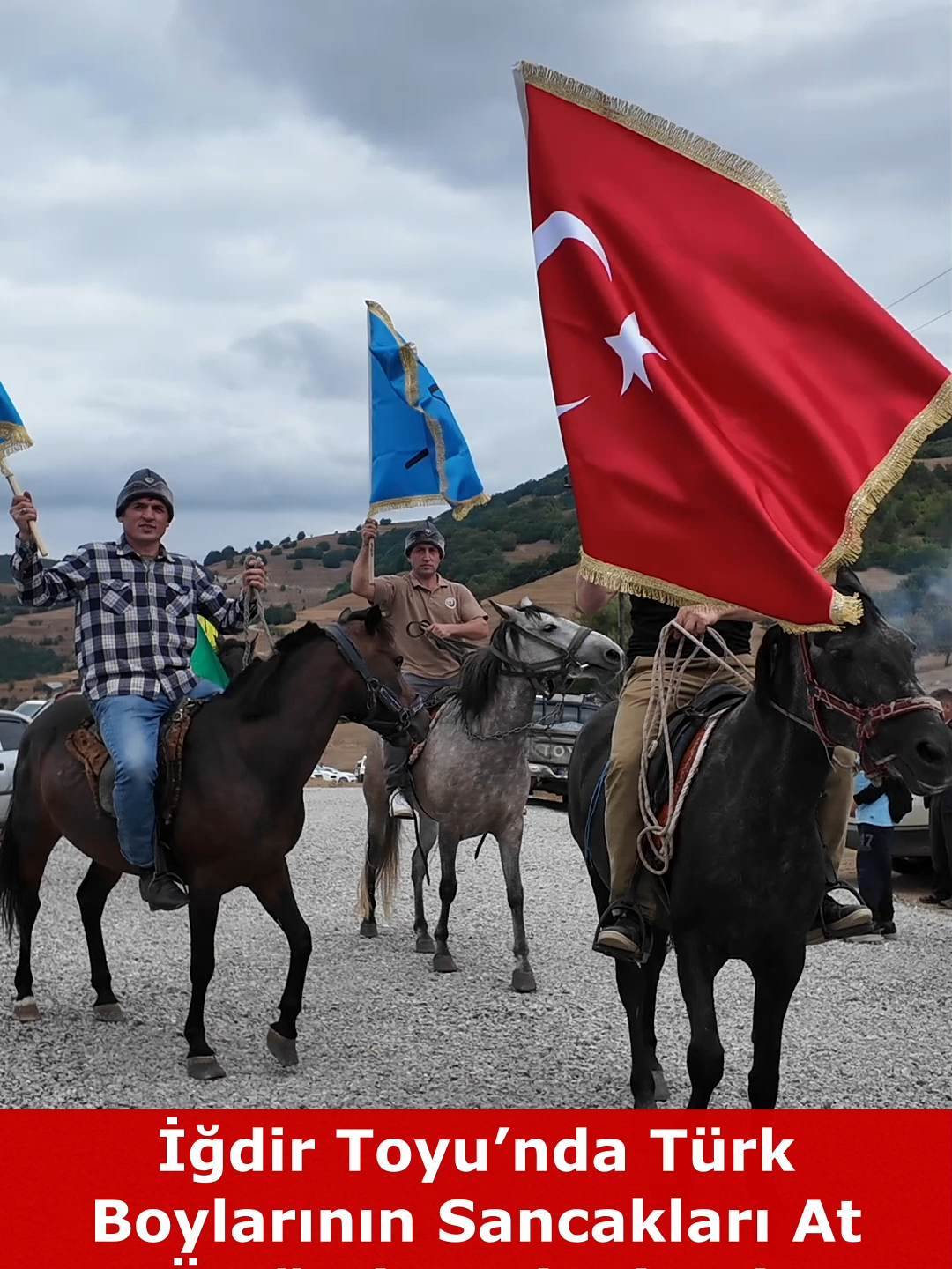 İğdir Toyu’nda Türk Boylarının Sancakları At Üstünde Dalgalandı Samsun’un Bafra ilçesinde bu yıl ilki düzenlenen İğdir Toyu Yayla ve Keşkek Şenliği, renkli görüntülere sahne oldu. Şenliğin en ilgi çeken bölümü ise Türk boylarını temsil eden bayraklarla gerçekleştirilen atlı gösteri oldu. Gösteride, Türk tarihinin köklü mirasını simgeleyen sancaklar alanda dalgalandı. Selçuklu, Osmanlı, Türkiye ve İğdir boyuna ait bayraklar gökyüzünde dalgalanırken, at üstünde yapılan bayrak geçişi hem nostaljik hem de görsel açıdan büyük beğeni topladı. İzleyenler, bu gösteriyle birlikte Türk boylarının tarihsel birlik ve beraberlik duygusunu bir kez daha hatırladı. #İğdirToyu #selçuklusancağı #osmanlıtarihi #iğdirboyu #ademçakır #abdullahçakır #mehmetakkaya #islamşirvani #payamtürk #türkçülük