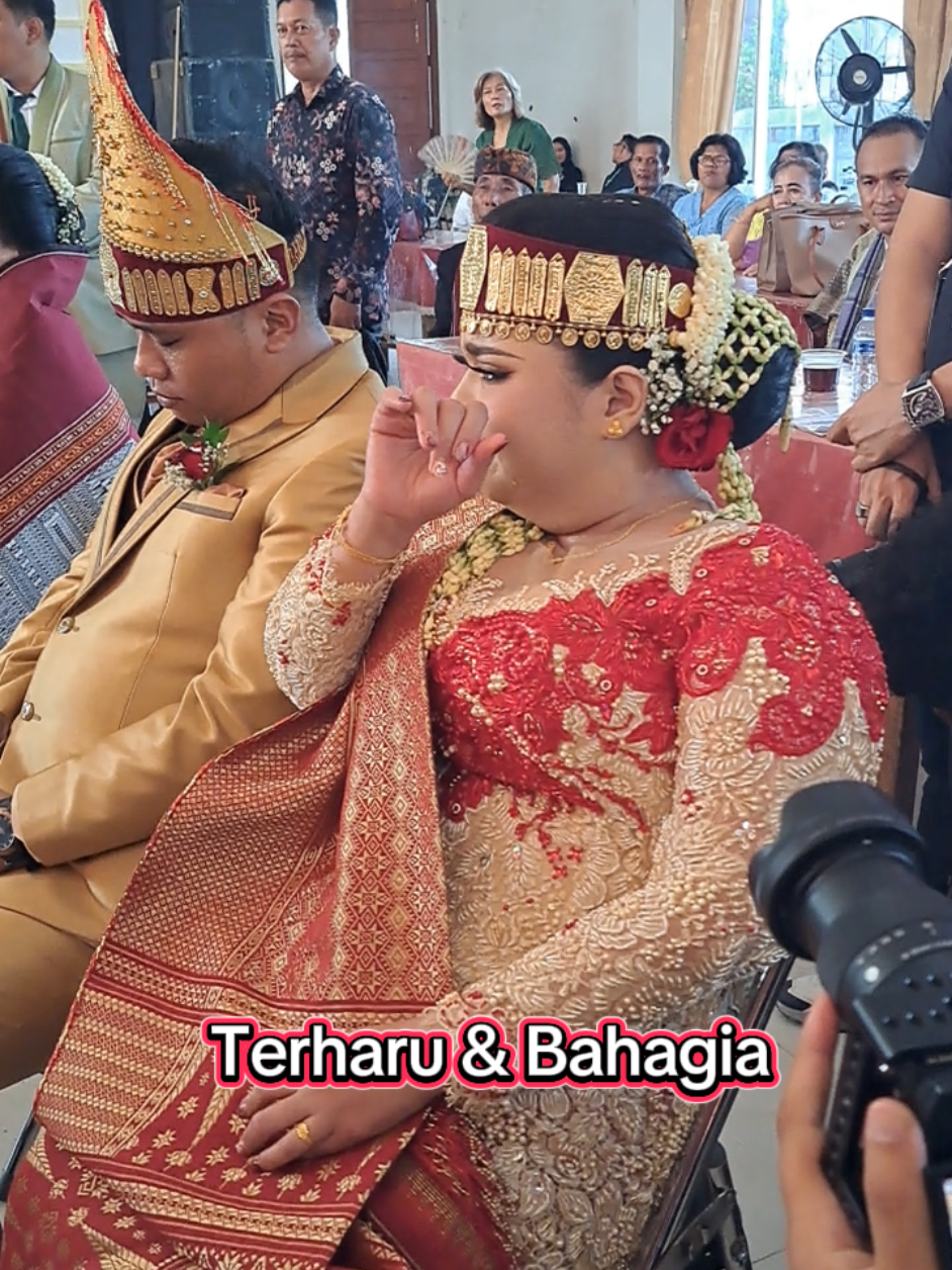 Terharu & Bahagia Selamat Berbahagia Imanuel Sitohang S.Hut, M.Si & Apt. Sarah Simbolon, S.Farm di Gereja HKBP Tebing Tinggi Pesta Adat Batak Wisma Mangampu Tua jalan Prof. Hamka , Durian kec, tebing Tinggi, Kota Tebing Tinggi Horas Tondi Madingin,  Pir Tondi Matogu  #batak #danautoba #tebingtinggi