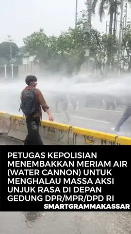 Petugas Kepolisian menembakkan meriam air (water cannon) untuk menghalau massa aksi unjuk rasa di depan Gedung DPR/MPR/DPD RI pada Senin siang. [bungaabadizzz] #smartgrammakassar 