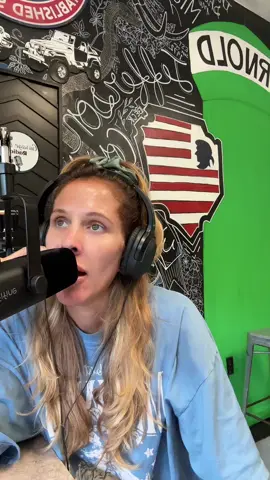 Y’ALL, 10/10 on this microphone!!! Perfect for beginner podcasting if you have a louder than usual space! #podcast #influencer #microphone #contentcreator #fyp